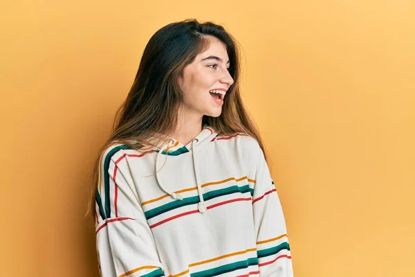 Jonge Blanke Vrouw Die Casual Kleren Draagt Die Van Achteren — Stockfoto