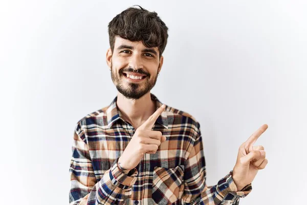 Homem Hispânico Com Barba Sobre Fundo Isolado Sorrindo Olhando Para — Fotografia de Stock