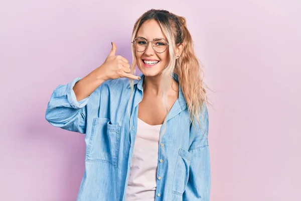 Belle Jeune Femme Blonde Portant Des Vêtements Décontractés Des Lunettes — Photo