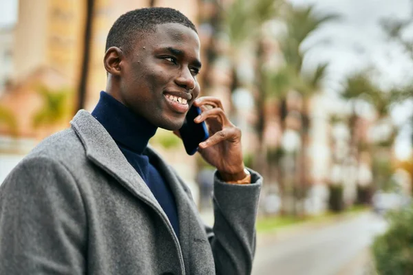 Giovane Uomo Afroamericano Sorridente Felice Parlando Sullo Smartphone Città — Foto Stock