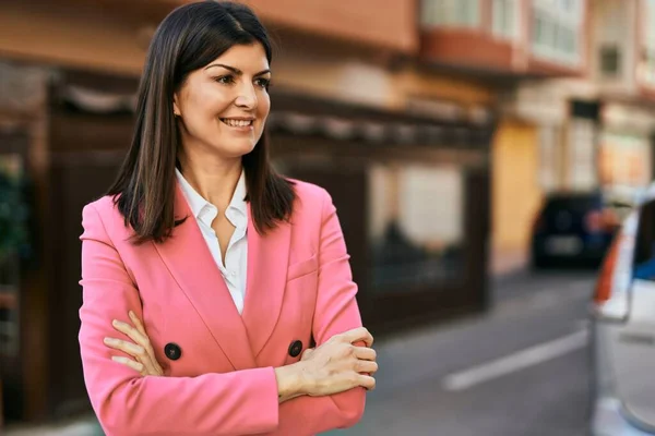 Güzel Spanyol Kadını Zarif Bir Ceket Giyiyor Şehre Gülümsüyor Kolları — Stok fotoğraf