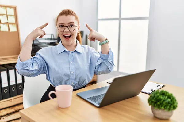 Mujer Pelirroja Joven Que Trabaja Oficina Usando Computadora Portátil Sonriendo —  Fotos de Stock