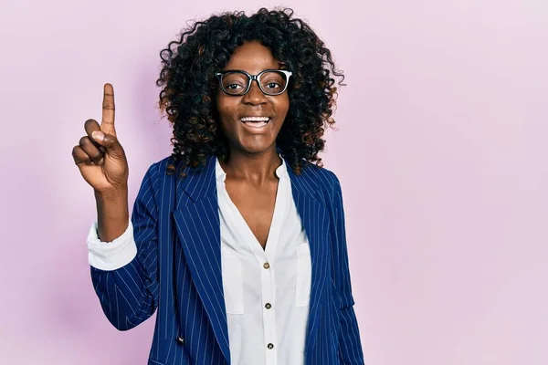 Jovem Afro Americana Vestindo Roupas Negócios Óculos Apontando Dedo Para — Fotografia de Stock