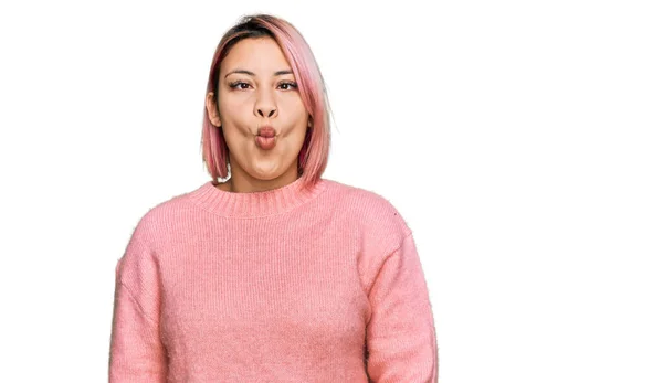 Mulher Hispânica Com Cabelo Rosa Vestindo Camisola Inverno Casual Fazendo — Fotografia de Stock