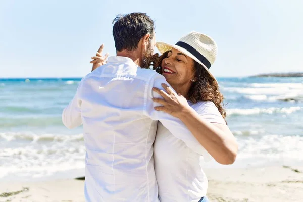 Pareja Hispana Mediana Edad Sonriendo Feliz Bailando Playa —  Fotos de Stock