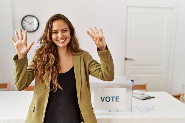 Красива Іспаномовна Жінка Стоїть Кімнаті Політичної Кампанії Показуючи Вказуючи Пальцями — стокове фото