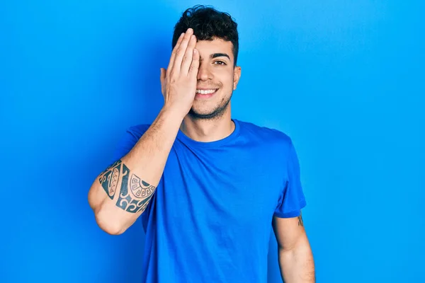 Pemuda Hispanik Mengenakan Kaos Biru Kasual Menutupi Satu Mata Dengan — Stok Foto
