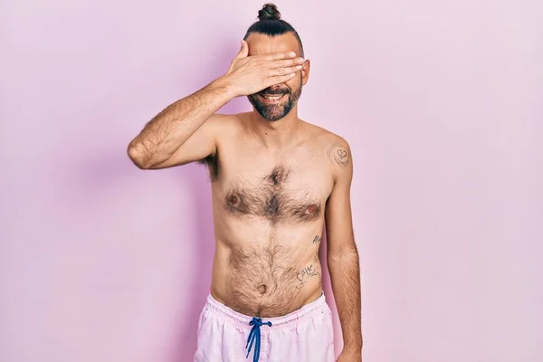 Mladý Hispánec Plavkách Bez Košile Úsměvem Smíchem Tváři Který Zakrýval — Stock fotografie