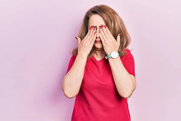 中年的高加索女人穿着休闲服 揉揉眼睛以消除疲劳和头痛 困倦和疲倦的表情 视力问题 — 图库照片