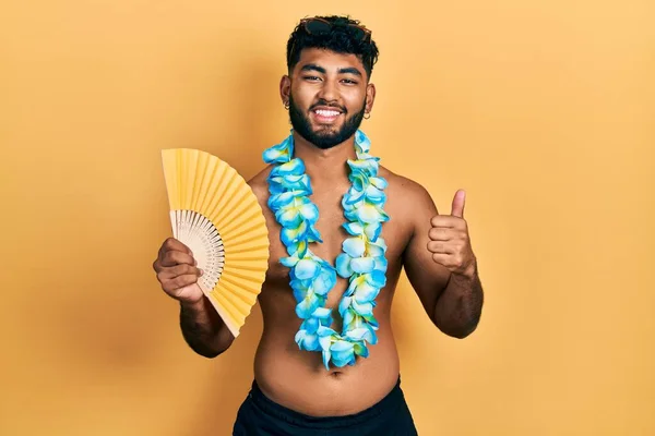 Arab Muž Plnovousem Sobě Hawaiian Lei Drží Ruční Ventilátor Úsměvem — Stock fotografie