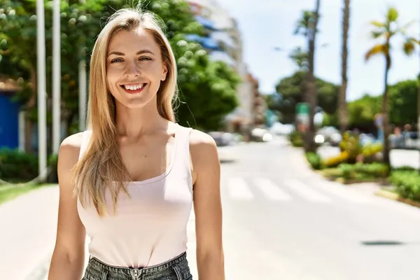 Schöne Blonde Frau Lächelt Glücklich Draußen Einem Sonnigen Tag — Stockfoto