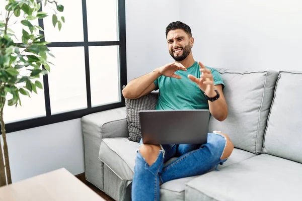 Homem Bonito Jovem Com Barba Usando Laptop Computador Sentado Sofá — Fotografia de Stock