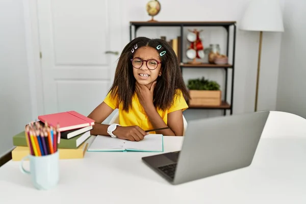 Chica Afroamericana Joven Haciendo Tarea Casa Tocando Cuello Doloroso Dolor —  Fotos de Stock