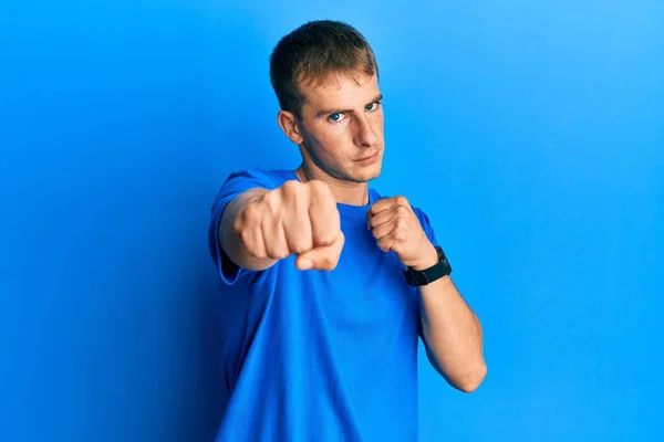 Kafkasyalı Genç Adam Günlük Mavi Tişört Giyiyor Dövüşmek Için Yumruk — Stok fotoğraf