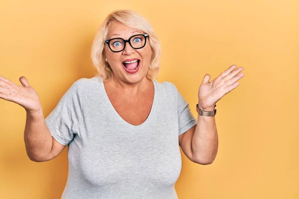 Orta Yaşlı Sarışın Kadın Gündelik Kıyafetler Gözlüklerle Zaferi Mutlu Bir — Stok fotoğraf