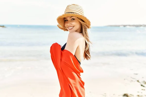 Jovem Cuacasian Menina Sorrindo Feliz Vestindo Biquíni Praia — Fotografia de Stock