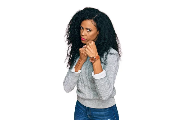 Middelbare Leeftijd Afrikaanse Amerikaanse Vrouw Dragen Casual Kleding Klaar Vechten — Stockfoto