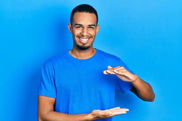 Junger Afrikanisch Amerikanischer Mann Lässigem Blauem Shirt Gestikuliert Mit Händen — Stockfoto