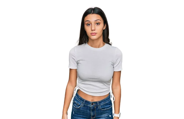 Jong Latijns Amerikaans Meisje Draagt Casual Wit Shirt Ontspannen Met — Stockfoto