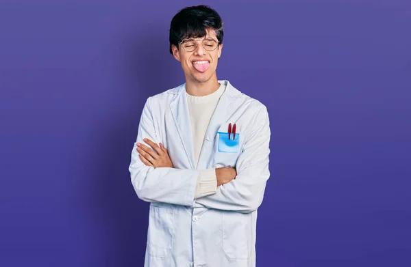 Snygg Hipster Ung Man Med Korsade Armar Bär Läkare Uniform — Stockfoto