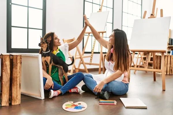 Dos Estudiantes Pintura Latina Sonriendo Felices Cinco Sentados Suelo Con — Foto de Stock