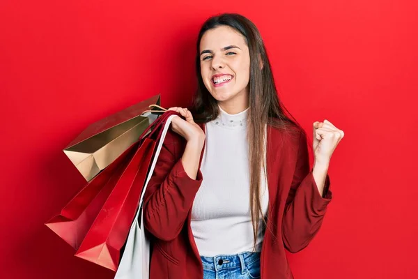 Jeune Adolescente Brune Tenant Des Sacs Provisions Criant Fière Célébrant — Photo