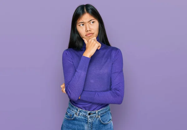 Bela Jovem Ásia Mulher Vestindo Casual Roupas Pensando Preocupado Com — Fotografia de Stock