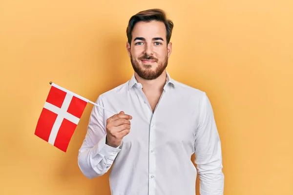 Bonito Homem Caucasiano Com Barba Segurando Bandeira Denmark Olhando Positivo — Fotografia de Stock