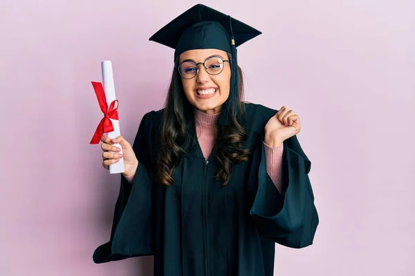 Young Hispanic Woman Wearing Graduation Uniform Holding Diploma Screaming Proud — Stock Photo, Image