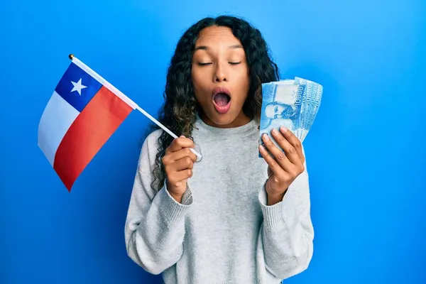 Joven Latina Con Bandera Chile Billetes Chilenos Asustada Conmocionada Con —  Fotos de Stock