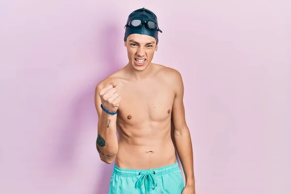 Joven Hombre Hispano Usando Trajes Baño Gafas Nadador Enojado Loco —  Fotos de Stock
