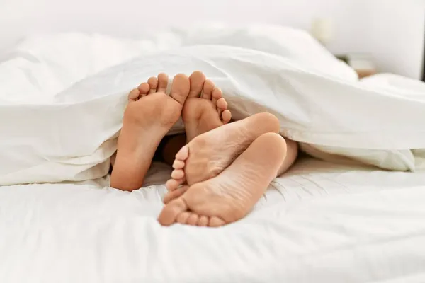 Enkele Meters Onder Lakens Het Bed Thuis — Stockfoto