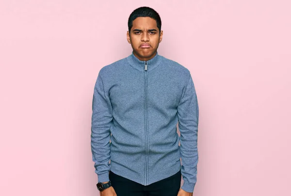 Jonge Knappe Latino Man Draagt Casual Sweatshirt Depressief Zorgen Voor — Stockfoto
