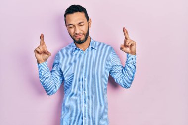 Sakallı, sıradan mavi gömlekli İspanyol bir adam umut ve gözleriyle gülümseyerek işaret ediyor. Şans ve batıl inançlar. 