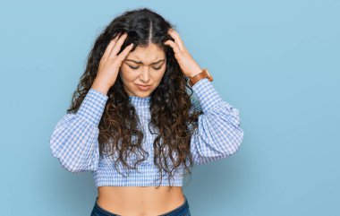 Genç İspanyol kız gündelik kıyafetler giyiyor. Baş ağrısı çekiyor. Acı ve migren yüzünden çaresiz ve stresli. Eller başının üstünde.. 