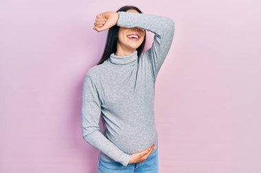 Mavi gözlü güzel bir kadın bebek bekliyor, hamile karnına dokunuyor neşeli gülümsüyor ve elleriyle bir böceğe bakıyor. Şaşırdım ve çıktım. 