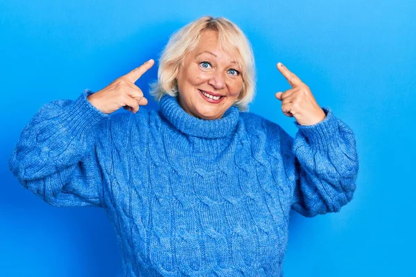 Middle Age Blonde Woman Wearing Casual Clothes Smiling Pointing Head — Stock Photo, Image