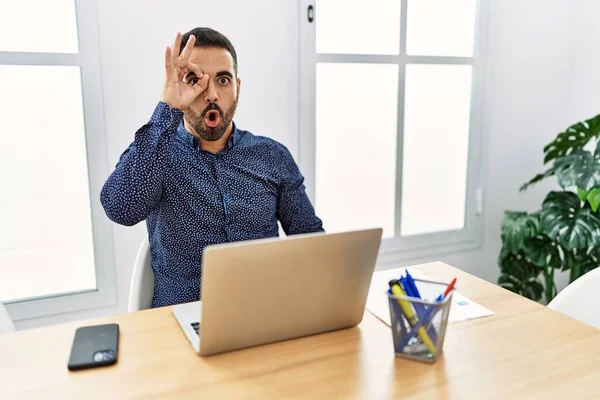 Giovane Uomo Ispanico Con Barba Che Lavora Ufficio Con Computer — Foto Stock