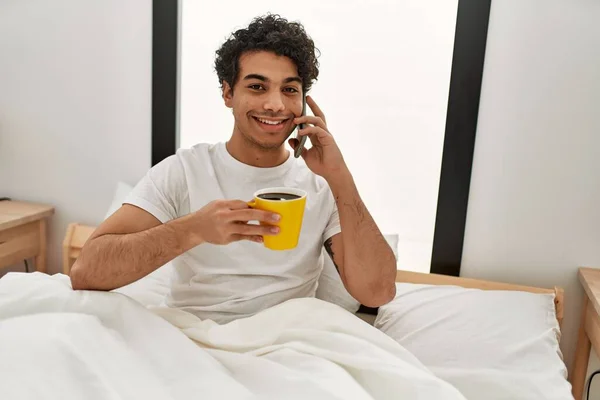 Junger Hispanischer Mann Trinkt Kaffee Und Telefoniert Schlafzimmer Mit Dem — Stockfoto