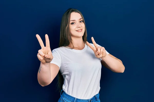 Menina Hispânica Jovem Vestindo Casual Camiseta Branca Sorrindo Olhando Para — Fotografia de Stock