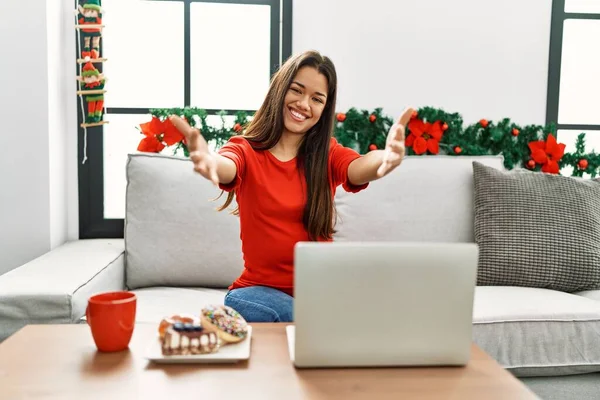 Jovem Morena Usando Laptop Sentado Sofá Natal Olhando Para Câmera — Fotografia de Stock