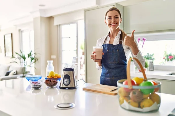 Güzel Sarışın Kadın Önlük Giyip Mutfakta Smoothie Içiyor Mutlu Pozitif — Stok fotoğraf