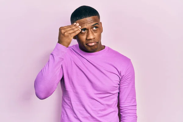 ピンクのセーターを着た若い黒人男性が心配し 額に手で問題について強調しました 危機への神経と不安 — ストック写真