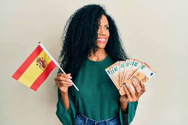 Středověká Africká Americká Žena Drží Španělskou Vlajku Euros Bankovky Úsměvem — Stock fotografie
