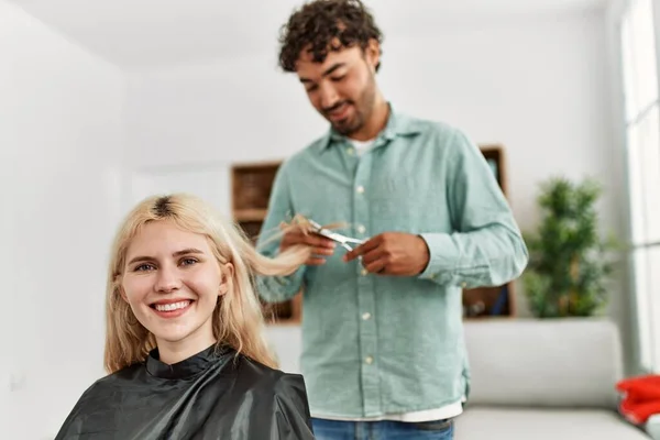 Joven Cortando Pelo Novia Casa — Foto de Stock