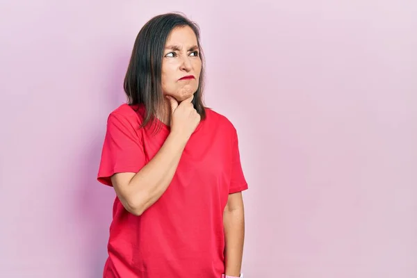 Hispanische Frau Mittleren Alters Lässiger Kleidung Berührt Schmerzhaften Hals Halsschmerzen — Stockfoto