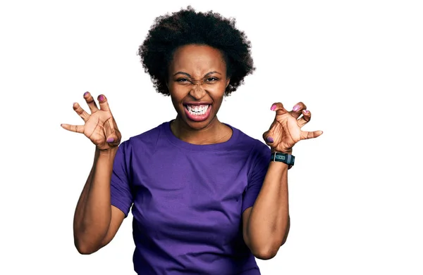 Afroamerikanerin Mit Afro Haaren Trägt Lässiges Lila Shirt Lächelt Lustig — Stockfoto