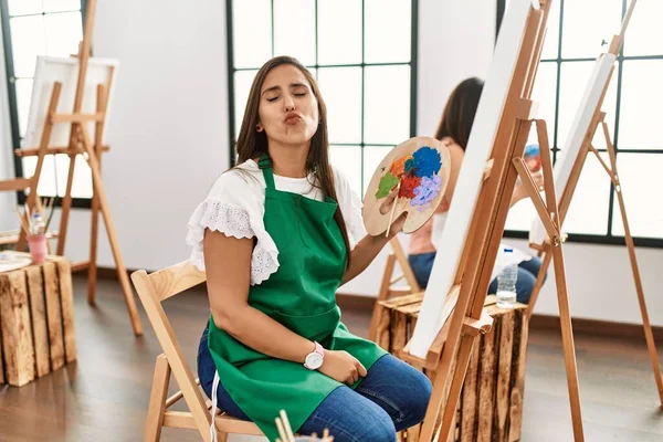 Giovane Artista Ispanica Donne Pittura Tela Studio Arte Guardando Fotocamera — Foto Stock