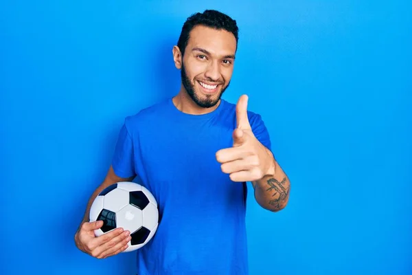 Homme Hispanique Avec Barbe Tenant Ballon Football Pointant Les Doigts — Photo