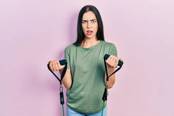 Hermosa Mujer Con Ojos Azules Entrenando Resistencia Del Brazo Con —  Fotos de Stock